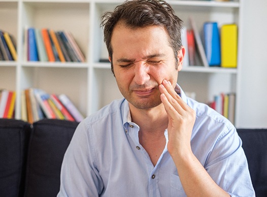 Pained man in need of tooth extraction for toothache in Moses Lake