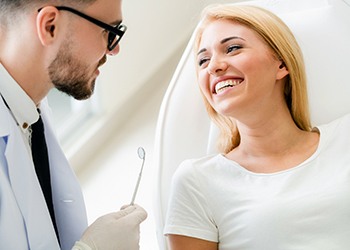 Woman seeing a dentist in Moses Lake