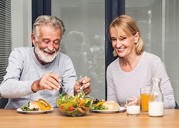 Couple eating healthy salad in Moses Lake